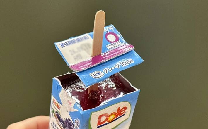 子供「アイス作って！」　紙パックジュースに棒を挿して冷凍庫に入れた結果…