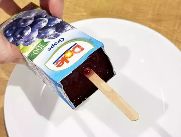 「子供「アイス作って！」　紙パックジュースに棒を挿して冷凍庫に入れた結果…」の画像