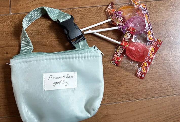 セリアで見つけた『ミニポーチ』が優秀！　夏のおでかけが快適になる使い方に「かなり便利」【活用法3選】