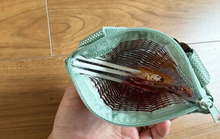 セリアで見つけた『ミニポーチ』が優秀！　夏のおでかけが快適になる使い方に「かなり便利」【活用法3選】