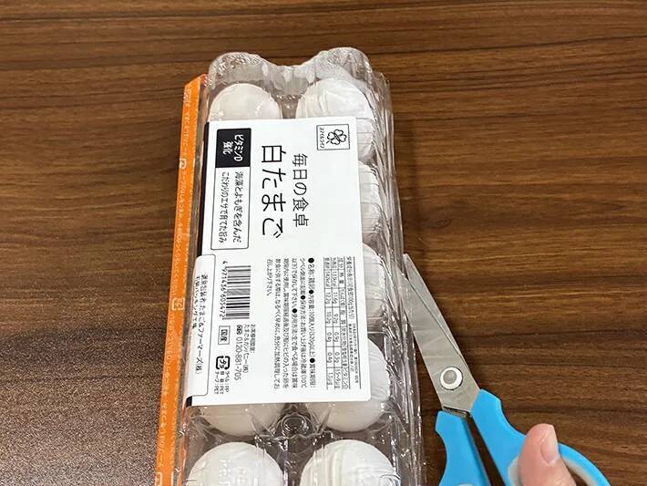 卵パックは『逆』から開けると便利！　5秒で試せる簡単な裏ワザ