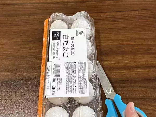 「卵パックは『逆』から開けると便利！　5秒で試せる簡単な裏ワザ」の画像