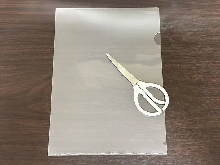 クリアファイルをハサミで切って…　できたものが「職場で活躍した！」