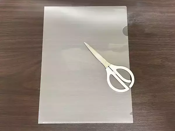 「クリアファイルをハサミで切って…　できたものが「職場で活躍した！」」の画像