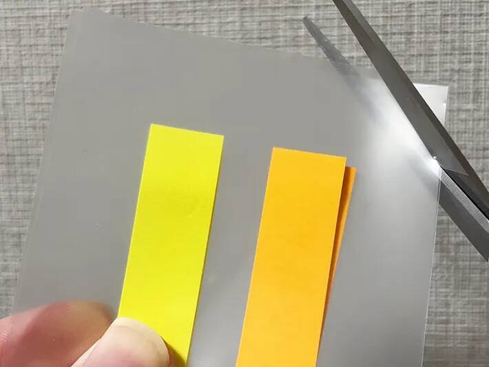 クリアファイルをハサミで切って…　できたものが「職場で活躍した！」