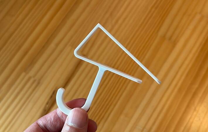 100均の『吊り戸棚用フック』は「部屋中で使える！」ほど便利　洗面台やテーブルに引っかけるだけでOK！