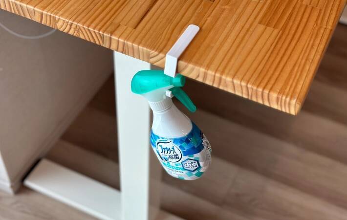 100均の『吊り戸棚用フック』は「部屋中で使える！」ほど便利　洗面台やテーブルに引っかけるだけでOK！