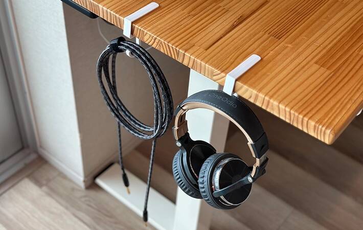 100均の『吊り戸棚用フック』は「部屋中で使える！」ほど便利　洗面台やテーブルに引っかけるだけでOK！