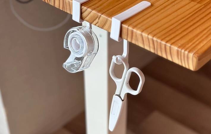 100均の『吊り戸棚用フック』は「部屋中で使える！」ほど便利　洗面台やテーブルに引っかけるだけでOK！