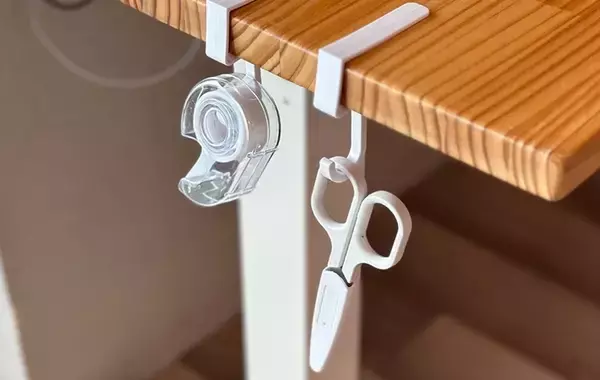 「100均の『吊り戸棚用フック』は「部屋中で使える！」ほど便利　洗面台やテーブルに引っかけるだけでOK！」の画像