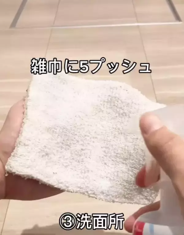 「水拭きしても取れなかった床汚れが？　ウタマロを使ったら「劇的に違う！」」の画像