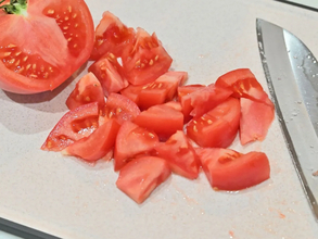 一口大に切ったトマトに『塩昆布』を和えて…　5分でできるやみつき副菜が最高！【簡単レシピ4選】