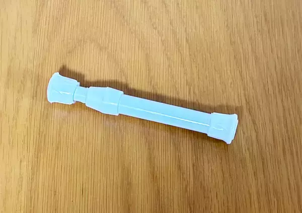 「「使い道が少なそう」は誤解！　100均の『短いつっぱり棒』の思わぬ活用法に「頼もしすぎる」」の画像