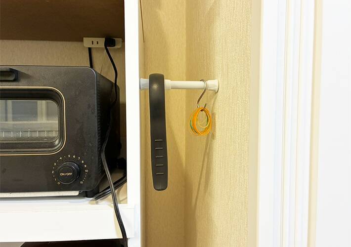 「使い道が少なそう」は誤解！　100均の『短いつっぱり棒』の思わぬ活用法に「頼もしすぎる」