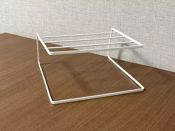「110円でキッチンがスッキリ！　セリアのラックで作る『浮かせる収納』が便利」の画像