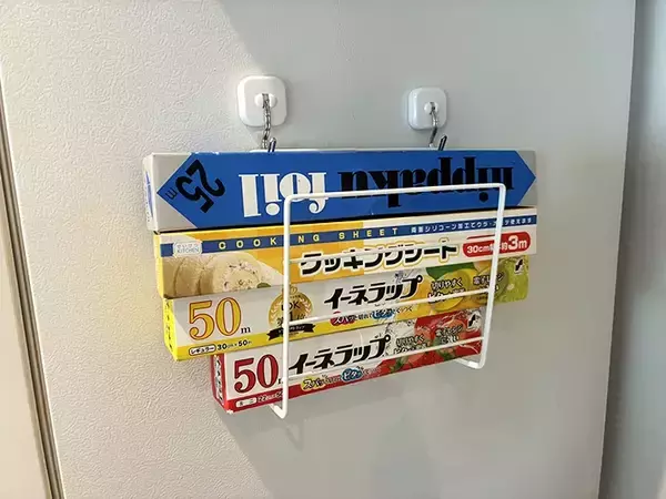 「110円でキッチンがスッキリ！　セリアのラックで作る『浮かせる収納』が便利」の画像