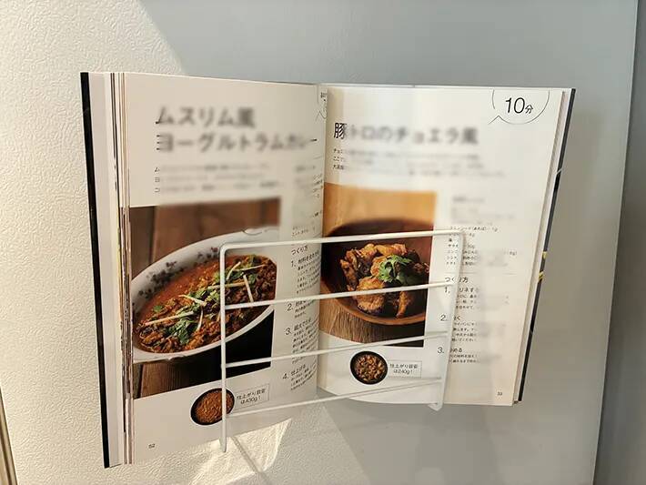 110円でキッチンがスッキリ！　セリアのラックで作る『浮かせる収納』が便利