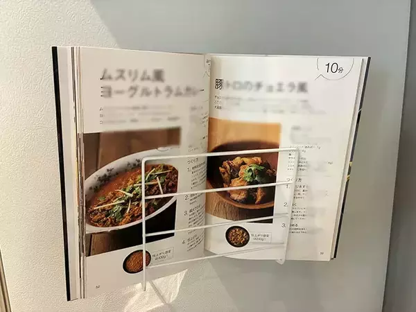 「110円でキッチンがスッキリ！　セリアのラックで作る『浮かせる収納』が便利」の画像