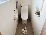 「トイレの壁につっぱり棒を設置　間に『ブックエンド』を差し込んで作ったものとは？【収納テク4選】」の画像1