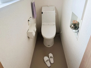 トイレの壁につっぱり棒を設置　間に『ブックエンド』を差し込んで作ったものとは？【収納テク4選】