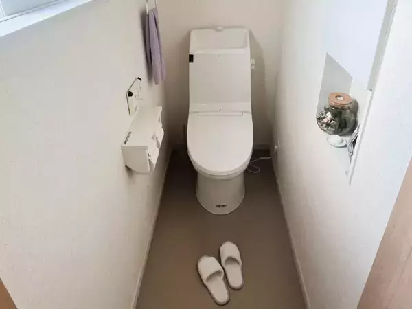トイレの壁につっぱり棒を設置　間に『ブックエンド』を差し込んで作ったものとは？【収納テク4選】