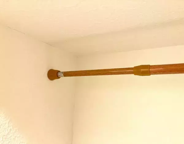 「トイレの壁につっぱり棒を設置　間に『ブックエンド』を差し込んで作ったものとは？【収納テク4選】」の画像