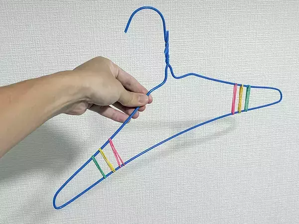 「ハンガーに輪ゴム『6本』を巻いて…　洗濯に使うと「ストレスが解決！」」の画像