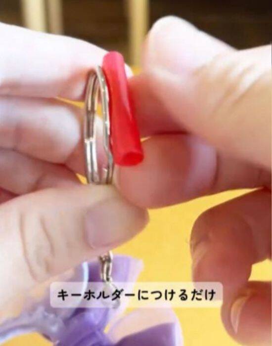 キーリングを通す時『ストロー』を使うと「手も指も痛くない」　驚きの方法とは？