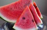 「大きくて切りづらいスイカが一変！　切り方に「天才！」「子供も喜ぶ」【果物の豆知識4選】」の画像2