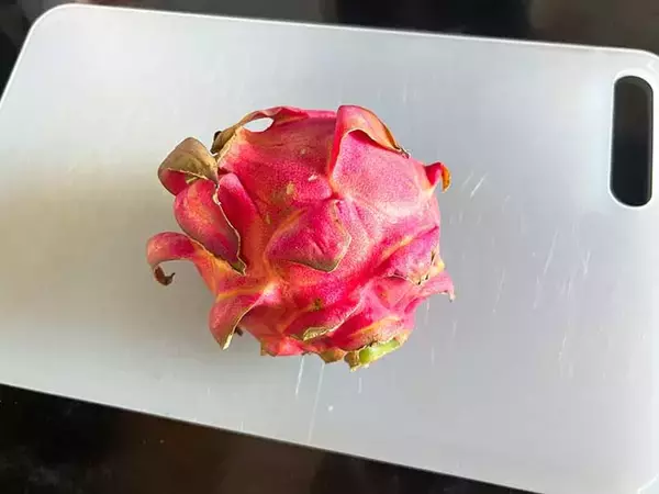 「「食べる時には気を付けて」　ドラゴンフルーツを半分に切ったら、中が想像と違って？」の画像