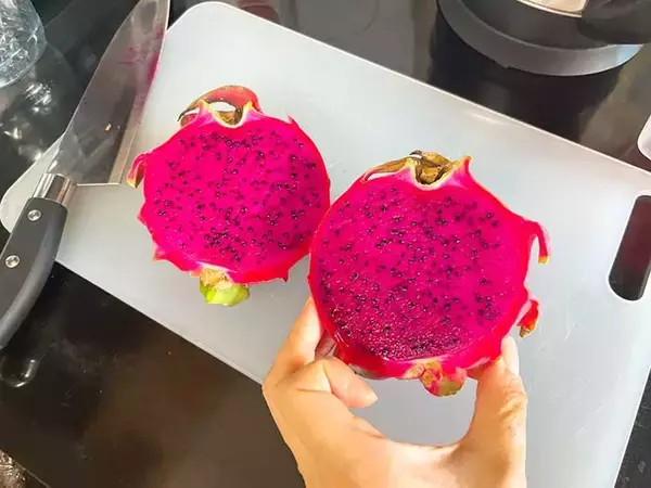 「「食べる時には気を付けて」　ドラゴンフルーツを半分に切ったら、中が想像と違って？」の画像