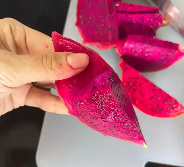 「「食べる時には気を付けて」　ドラゴンフルーツを半分に切ったら、中が想像と違って？」の画像