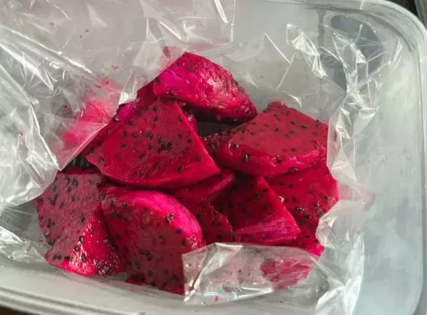 「「食べる時には気を付けて」　ドラゴンフルーツを半分に切ったら、中が想像と違って？」の画像