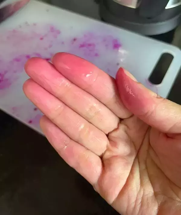 「「食べる時には気を付けて」　ドラゴンフルーツを半分に切ったら、中が想像と違って？」の画像