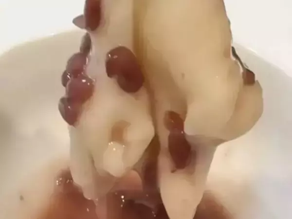 餅に『あずきアイス』をかけてみて！　完成した一品に「秒でなくなる」「極上」