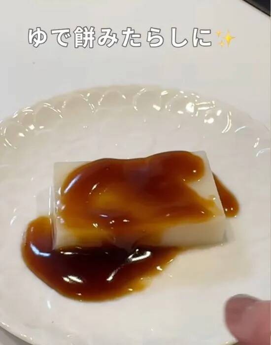 餅に『あずきアイス』をかけてみて！　完成した一品に「秒でなくなる」「極上」