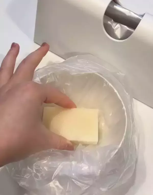 「餅に『あずきアイス』をかけてみて！　完成した一品に「秒でなくなる」「極上」」の画像