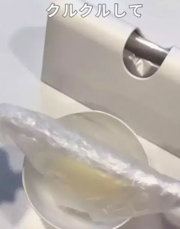 「餅に『あずきアイス』をかけてみて！　完成した一品に「秒でなくなる」「極上」」の画像