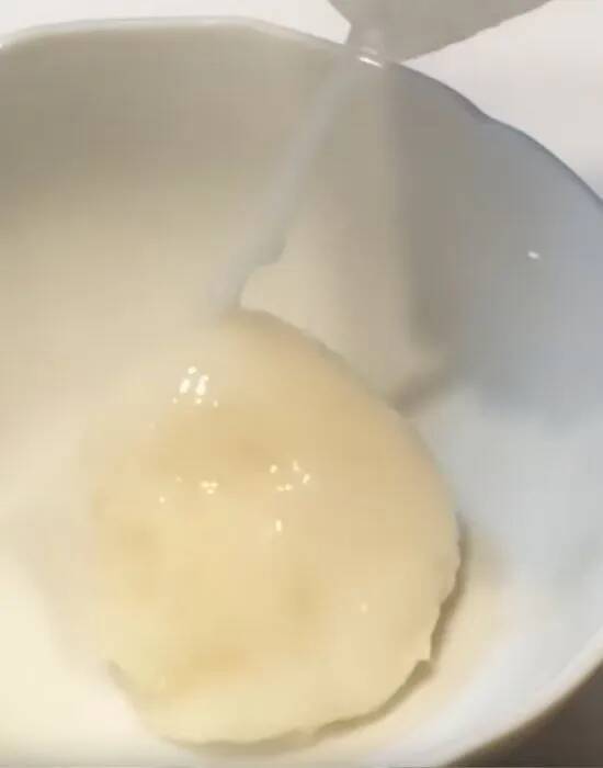 餅に『あずきアイス』をかけてみて！　完成した一品に「秒でなくなる」「極上」