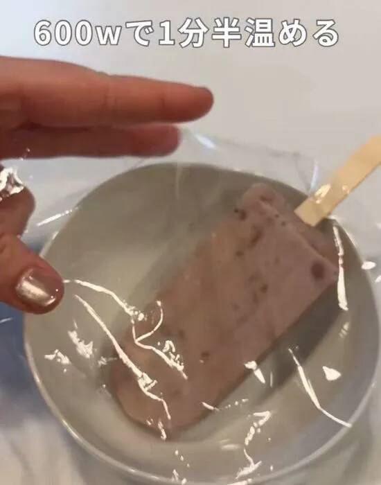 餅に『あずきアイス』をかけてみて！　完成した一品に「秒でなくなる」「極上」