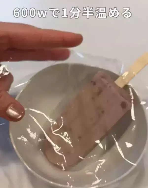 「餅に『あずきアイス』をかけてみて！　完成した一品に「秒でなくなる」「極上」」の画像