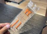 「無印良品“オレンジ”シリコンバンド、夏はこう使う！　便利な活用法3選」の画像2