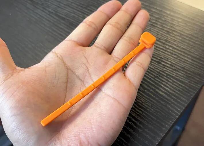 無印良品“オレンジ”シリコンバンド、夏はこう使う！　便利な活用法3選