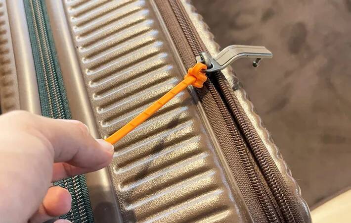 無印良品“オレンジ”シリコンバンド、夏はこう使う！　便利な活用法3選