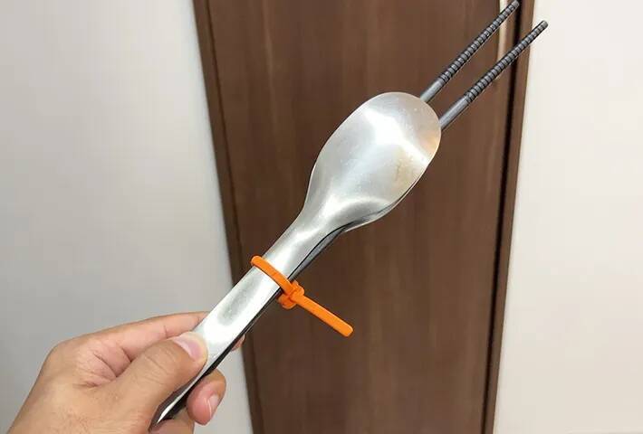 無印良品“オレンジ”シリコンバンド、夏はこう使う！　便利な活用法3選