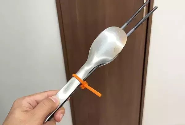 「無印良品“オレンジ”シリコンバンド、夏はこう使う！　便利な活用法3選」の画像