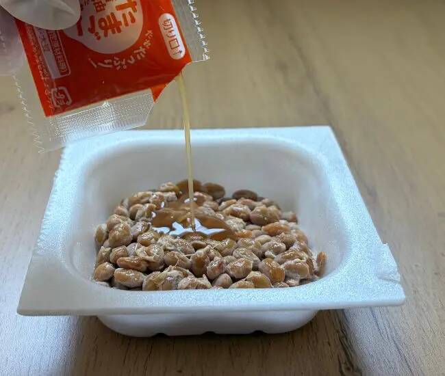 納豆のタレ、入れるのは混ぜる前と後どっち？　実は劇的においしくなるのは…