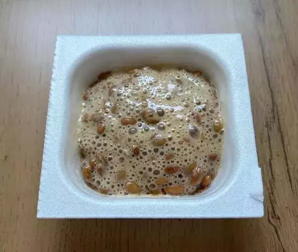 「納豆のタレ、入れるのは混ぜる前と後どっち？　実は劇的においしくなるのは…」の画像