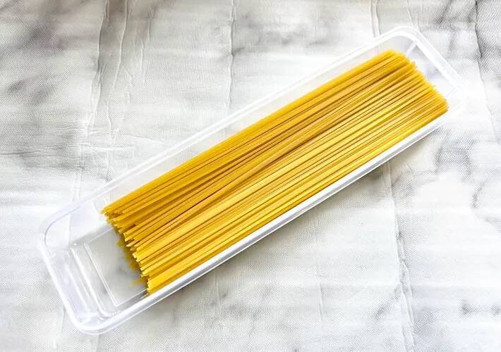 【ダイソー】100円パスタケースが優秀！　キッチンが片づく活用法に「すっきり収まった」「中身が見える」