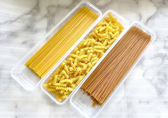 【ダイソー】100円パスタケースが優秀！　キッチンが片づく活用法に「すっきり収まった」「中身が見える」